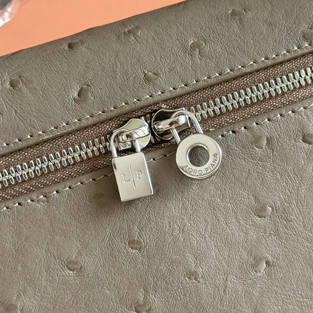 p1160💋💋💋【Original leather all-steel configuration counter complete package】 𝐋𝐨𝐫𝐨 𝐏𝐢𝐚𝐧@ Extra pocket L19 series handbag/crossbody bag The most comfortable life is when it is not defined, just like loro The material design of pian@ does not require complicated design styles. The simple and soft outline is elegant and durable, like an exquisite cosmetic case, which perfectly balances appearance and functionality. The leather is delicate and feels as soft as butter. The small bag has a large capacity. It is not only portable with a thin shoulder strap, but can also be worn cross-body. Sisters who have a special liking for minimalist style can buy it. It is simple and versatile. The simpler, the more different. Stars and Instagram celebrities are all planting it. There are two sizes of 19 cm and 27 cm. One is exquisite and casual, and the other is elegant and grand. Size: Small: length 19×width 7×height 12cm (